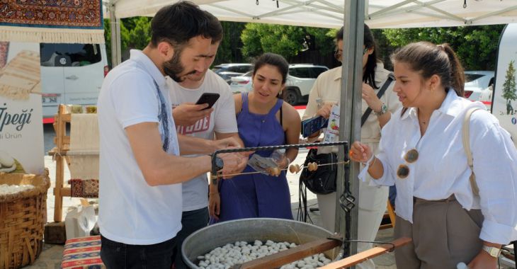 2022 Bursa GastroFest’te BUSMEK’in ipek üretim tanıtımı